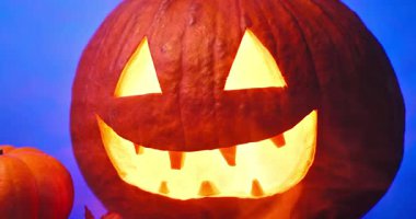 Ürkütücü Cadılar Bayramı Balkabağı Parlayan Kırmızı Gözler ve Mavi Fonda Duman