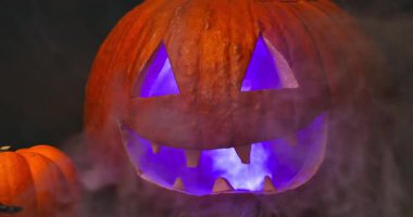 Siyah arka planda parlayan kırmızı gözlü ve dumanlı ürkütücü Cadılar Bayramı Balkabağı