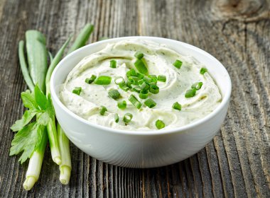 yeşil soğan ve otlar ile krem peynir