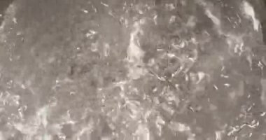 Kaynayan su dokusu elektrikli sobanın üstüne yakın çekim, yiyecekler üst manzaraya yakın.