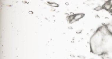 Elektrikli çaydanlıkta kaynar su, yakın plan yiyecek ve içecek, şeffaf cam bir elektrikli su ısıtıcısının içinde kaynayan ve kaynayan suyun yakın plan çekimi. Sıcak buhar ve kabarcıklar