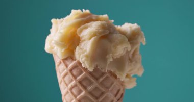 Sarı mango ve waffle külahında ananas şerbeti rengarenk bir zemin açıyor, yiyecek yakın plan.