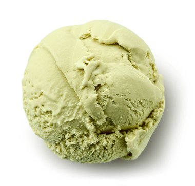 Beyaz arka planda izole edilmiş şam fıstıklı dondurma kepçesi.