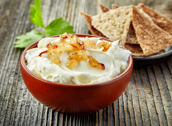 Tigela de queijo creme com cebolas caramelizadas — Fotografia de Stock