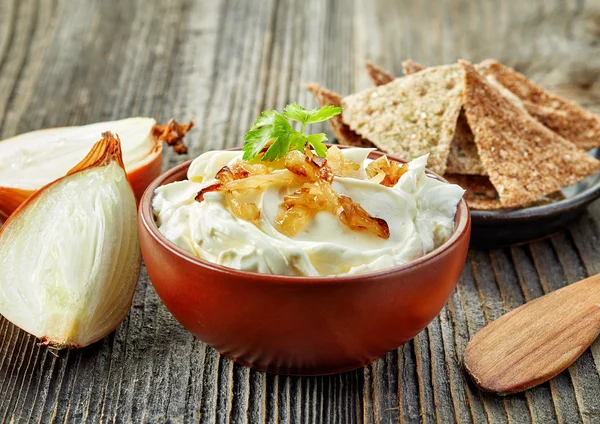 Ciotola di crema di formaggio con cipolle caramellate — Foto Stock