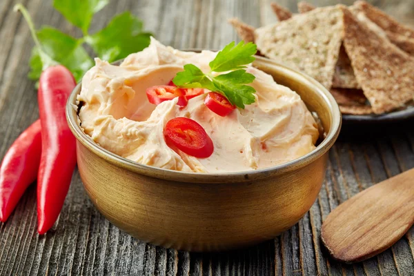 Queso crema con chile y tomate, salsa de salsa —  Fotos de Stock