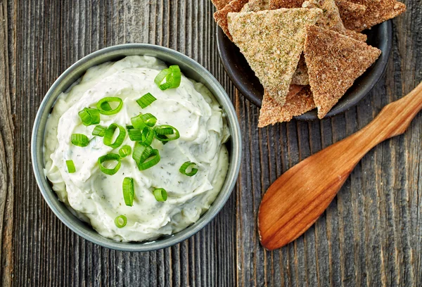 Cream cheese with green onions and herbs — Stock Photo, Image