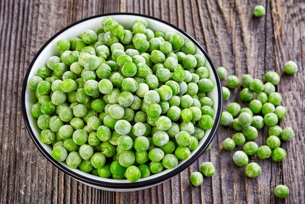 Bowl of frozen green peas — Stock Photo, Image