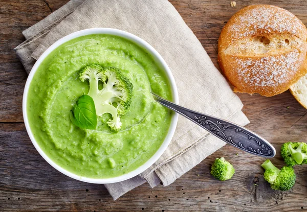 Soupe de brocoli et pois verts — Photo