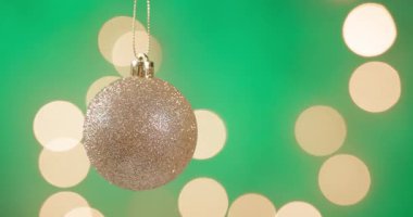 Altın gibi parlak bir Noel balosu ve arka planda bulanık ışıklar