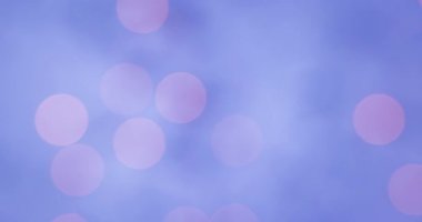 Mavi şenlik arka planında parıldayan altın gibi parlak noel ışıkları