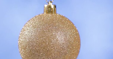 Altın gibi parlak bir Noel balosu ve arka planda bulanık ışıklar