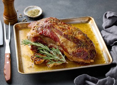 Fırında taze pişmiş domuz budu.