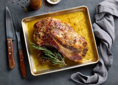 Fırın tepsisinde taze pişmiş domuz boynu rosto, üst manzara.