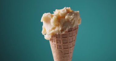 Sarı mango ve waffle külahında ananas şerbeti rengarenk bir zemin açıyor, yiyecek yakın plan.