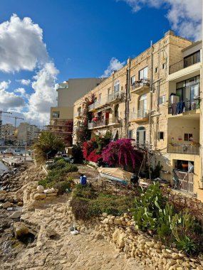 Güneşli bir Kasım gününde Malta 'daki binaların güzel manzarası
