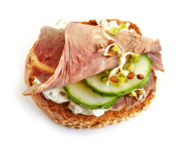 Toasted bread with roast beef and cucumber — Stock Photo, Image