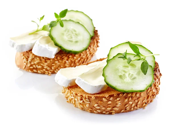 Toasted bread with brie and cucumber — Stock Photo, Image