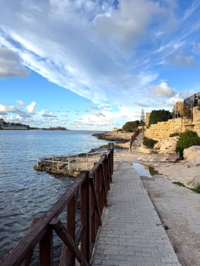 Körfez kıyısında yürüyüş yolu olan güzel Malta manzarası, Sliema