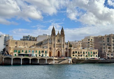 Malta 'nın güzel manzarası, Sliema' daki Balluta Körfezi 'ndeki Carmel Kilisesi.