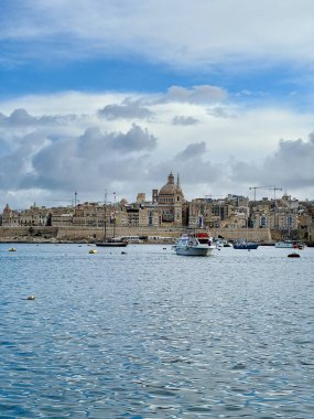 Sliema gezinti güvertesinden Malta başkenti Valletta kulelerinin panoramik görüntüsü