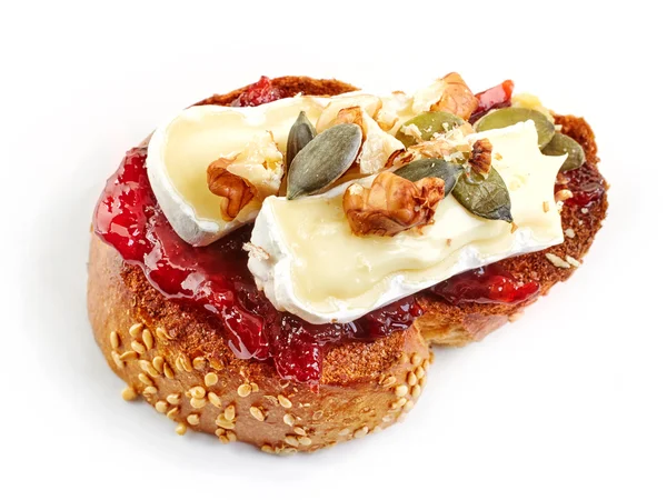 Geroosterd brood met jam en brie — Stockfoto