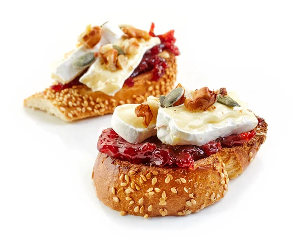 Geroosterd brood met jam en brie — Stockfoto