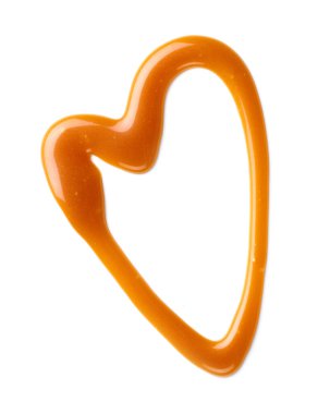 kalp şeklinde karamel sosu beyaz arkaplanda izole edilmiş, üst görünüm