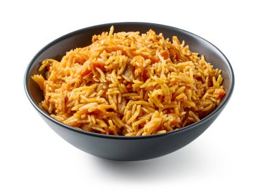 Baharatlı pirinç, tavuk eti ve havuç lapası beyaz arka planda izole edilmiş.