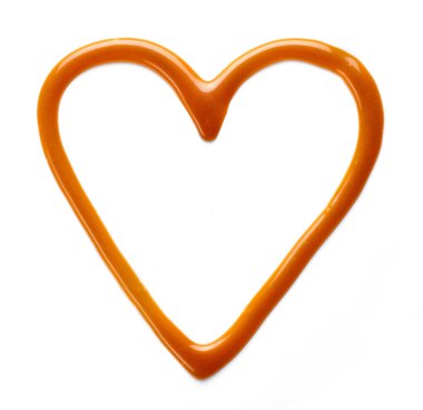 kalp şeklinde karamel sosu beyaz arkaplanda izole edilmiş, üst görünüm