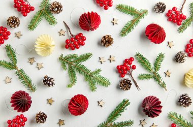 Beyaz arka planda noel süsleri ve dekorasyonları, düz konum, Noel kartı