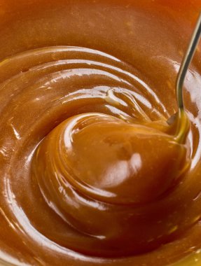 Yeni pişirilmiş ev yapımı karamel sosu arkaplan, üst görünüm, seçilmiş odak