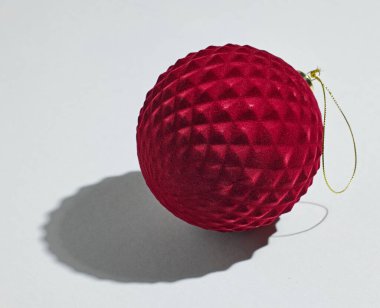 Açık gri arkaplanda güzel kırmızı Noel süslemesi