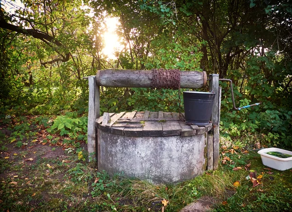 Poço rural com balde — Fotografia de Stock