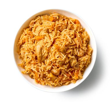 Tavuk etli ve havuçlu bir kase baharatlı pirinç beyaz arka planda izole edilmiş, üst manzara.