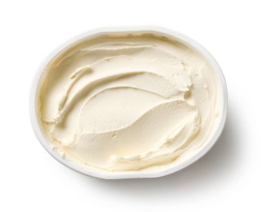 Beyaz arka planda izole edilmiş plastik kabın içindeki taze krem peynir.