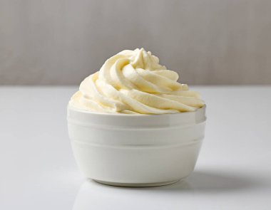 Beyaz mutfak masasında bir kase krema.