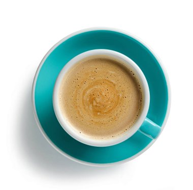 Beyaz arka planda izole edilmiş sütlü mavi bir fincan kahve.