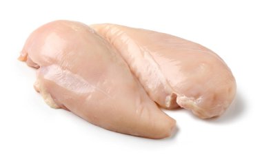 Beyaz arka planda izole edilmiş taze çiğ tavuk göğsü eti.