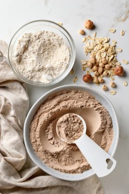 Mutfak masasında çeşitli sebze tabanlı ev yapımı protein tozları, üst manzara.