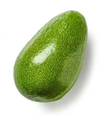 Beyaz arka planda izole edilmiş taze çiğ yeşil avokado.