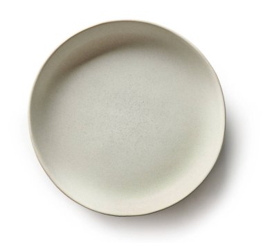 Beyaz arka planda izole edilmiş sıcak gri pastel tonda boş bir seramik kasenin üst görüntüsü. Mutfak gereçleri, modelleme, gıda sunumu ve modern tasarım kavramları için uygun minimum ve temiz kompozisyon