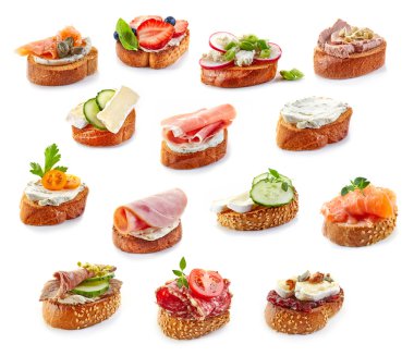 Beyaz arka plan üzerinde çeşitli bruschettas