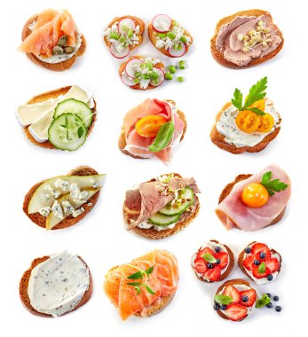 Beyaz arka plan üzerinde çeşitli bruschettas