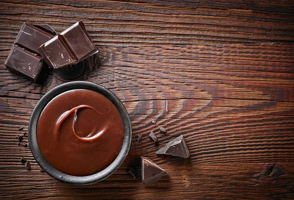 Chocolate cream and chocolate pieces — Stock Photo, Image