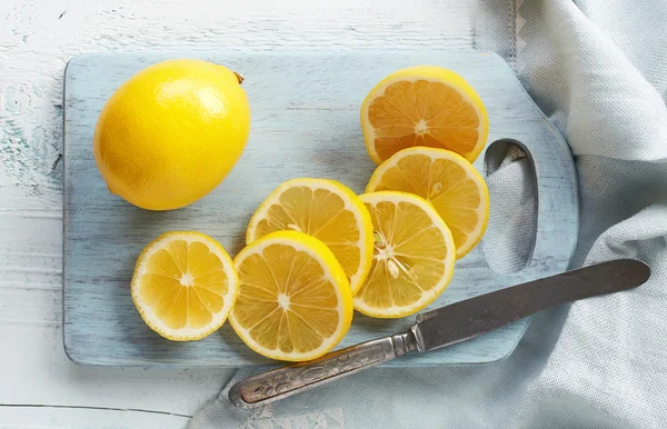 Naturaleza muerta con limones frescos —  Fotos de Stock