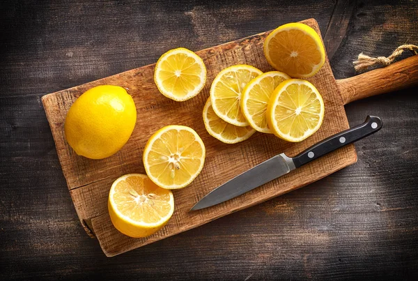 Натюрморт со свежими лимонами — стоковое фото
