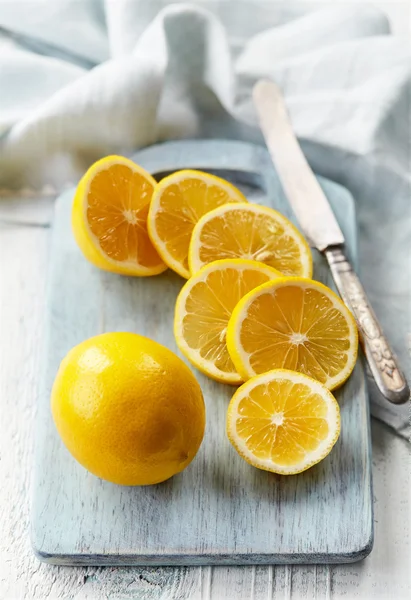 Limones frescos en rodajas —  Fotos de Stock