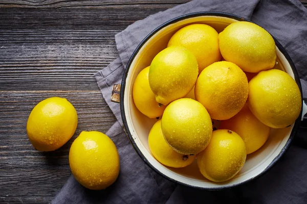 Свежие мокрые лимоны — стоковое фото