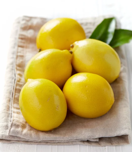 Стиглі свіжих лимонів — стокове фото